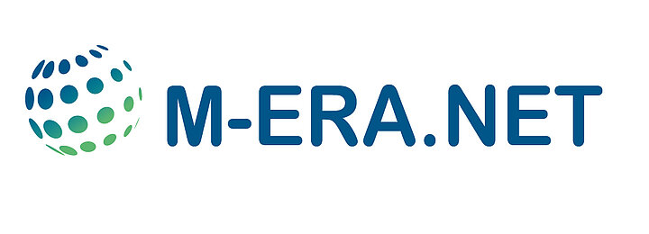 Logo M.Era.Net skladające się z graficznie przedstawionej kuli ziemskiej przy pomocy niebieskich i zielonych kropek oraz napisu M-Era.NET. M.Era.Net logo consisting of a graphical representation of the globe using blue and green dots and the wording M-Era.NET